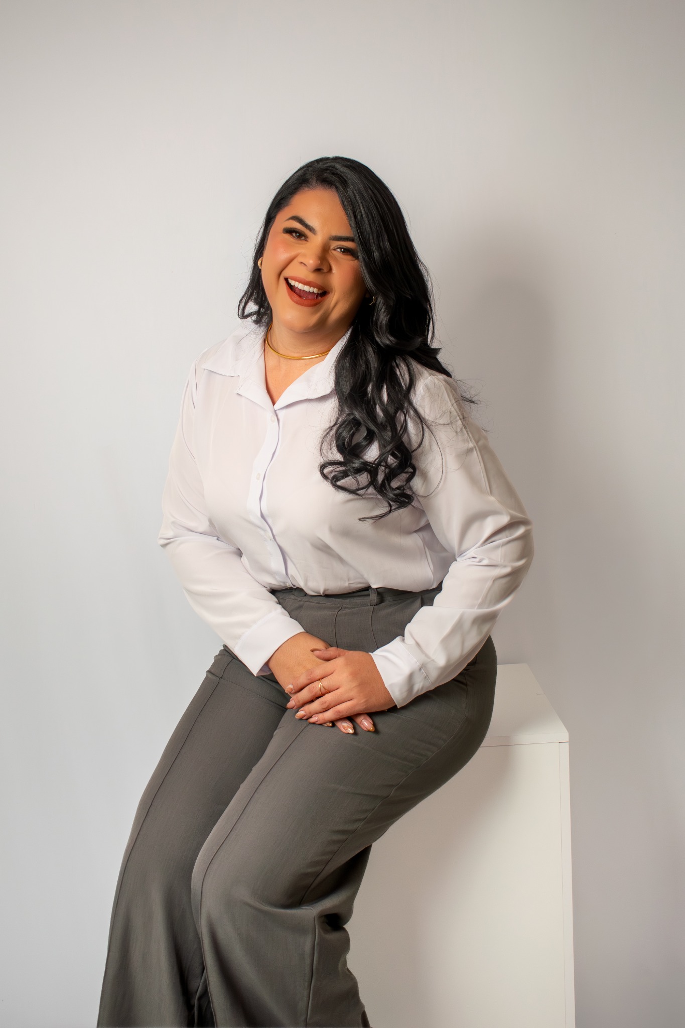 Suelen Fernandes sorrindo em ensaio corporativo