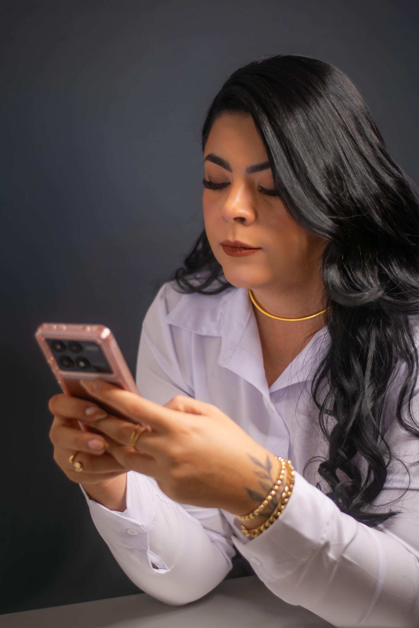 Suelen Fernandes produzindo conteúdo pelo celular